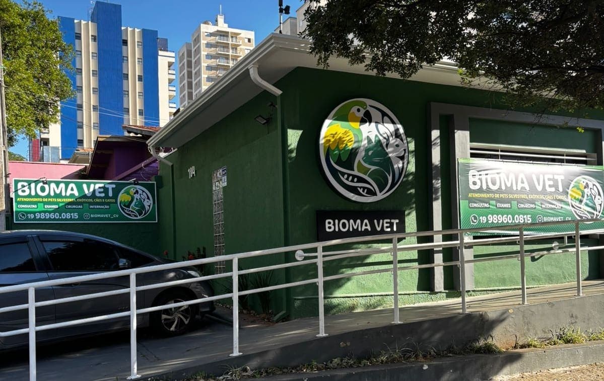 Fachada verde da Bioma Vet na R. Visc. de Taunay, 184, com o logo redondo na parede, a placa preta com o nome e a rampa de acesso com corrimão branco